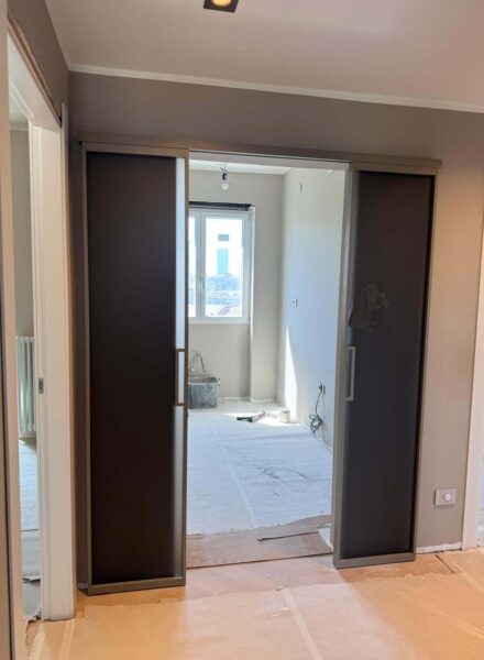 Installazione porta scorrevole vetro satinato - posa di EDIL GABI SRL Installazione porta scorrevole vetro satinato - posa di EDIL GABI SRL