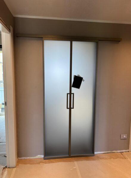 Installazione porta scorrevole vetro satinato - posa di EDIL GABI SRL Installazione porta scorrevole vetro satinato - posa di EDIL GABI SRL