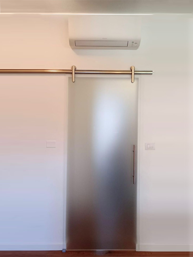Porta in vetro scorrevole - progettista Architetto Chiara Fazzari - Installatore Sigeco 80 srl