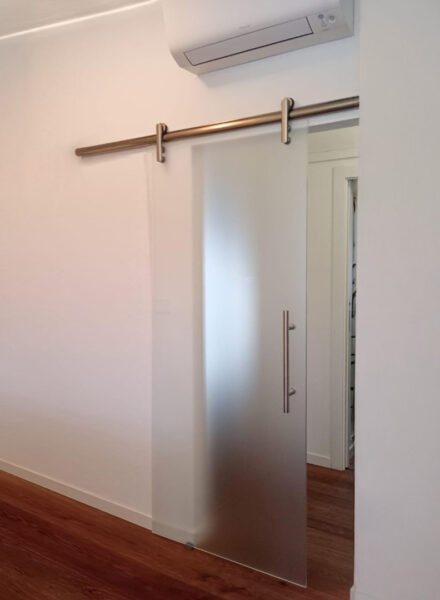 Porta in vetro scorrevole - progetto di Architetto Chiara Fazzari - Installazione di Sigeco 80 srl Porta in vetro scorrevole - progettista Architetto Chiara Fazzari - Installatore Sigeco 80 srl