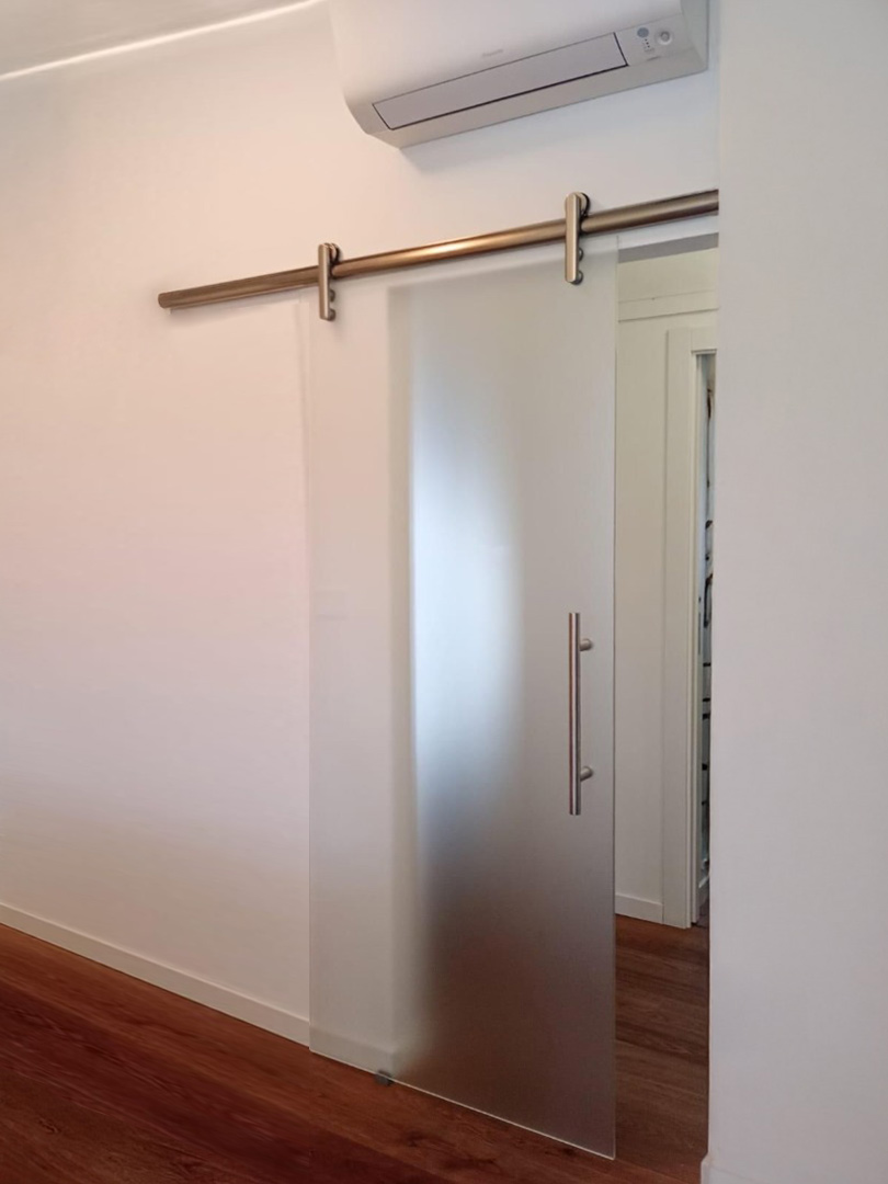 Porta in vetro scorrevole - progettista Architetto Chiara Fazzari - Installatore Sigeco 80 srl