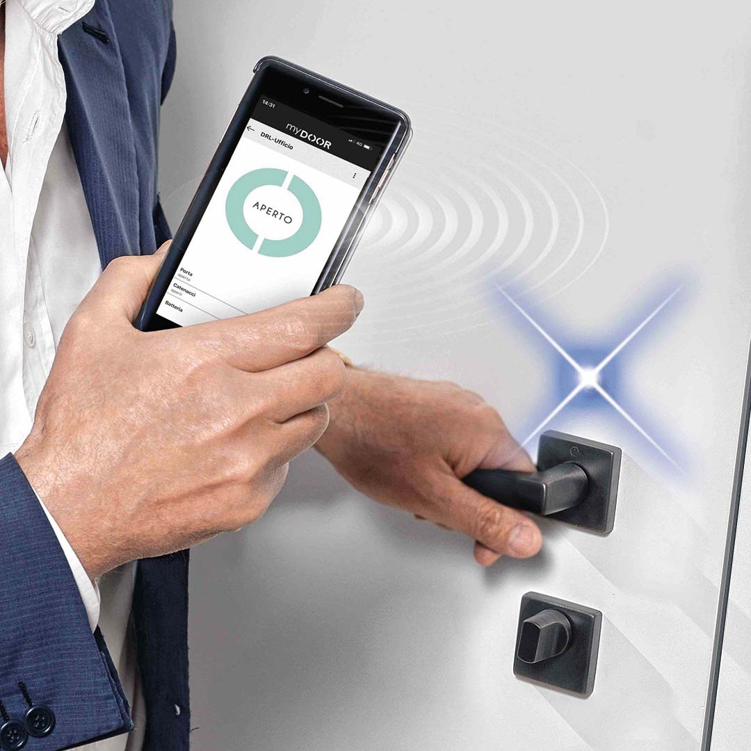 Gestione della porta con l’App myDOOR che comunica con la serratura grazie alla tecnologia Bluetooth.