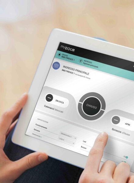 Sistema myBRIDGE per connessione Wi-Fi, gestito con WebApp myDOOR dispositivo myBRIDGE per porte blindate e WebApp myDOOR per controllo da remoto