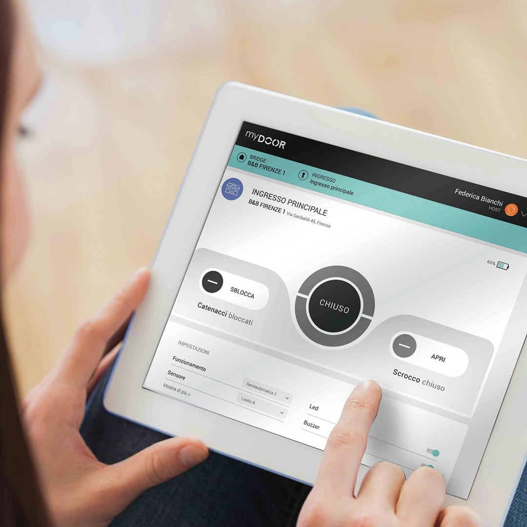 Applica il dispositivo myBRIDGE di fianco alla porta e utilizza myDOOR anche nella versione WebApp.