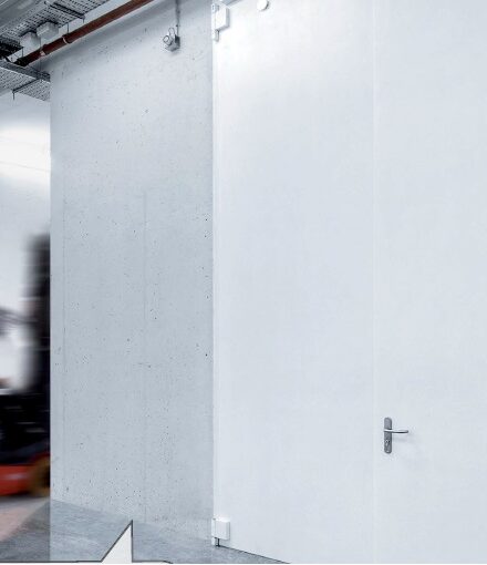 Porta tecnica bianca per magazzini di movimentazione merci